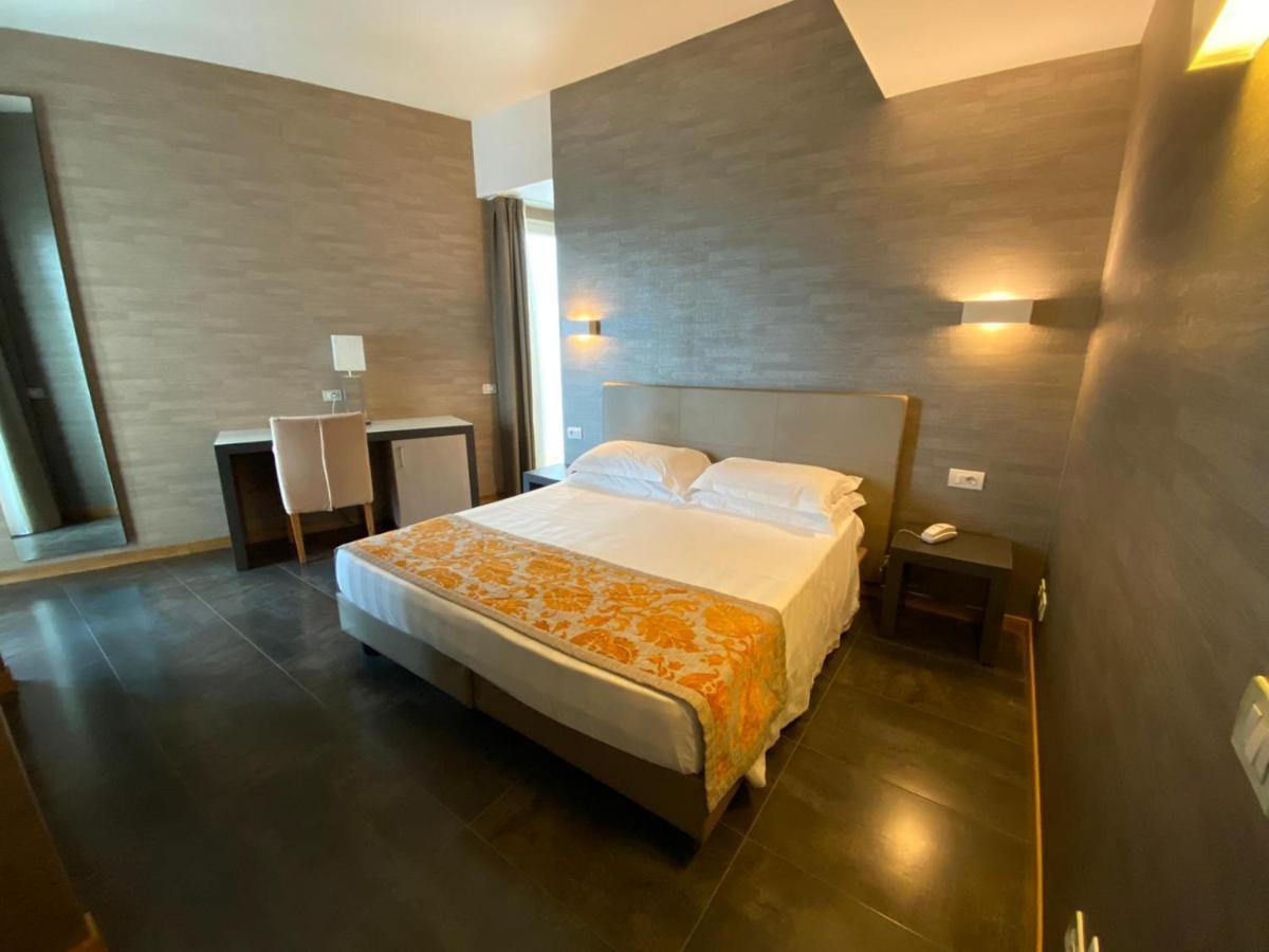 Hotel Joseph مارينا دي بييتراسانْت المظهر الخارجي الصورة