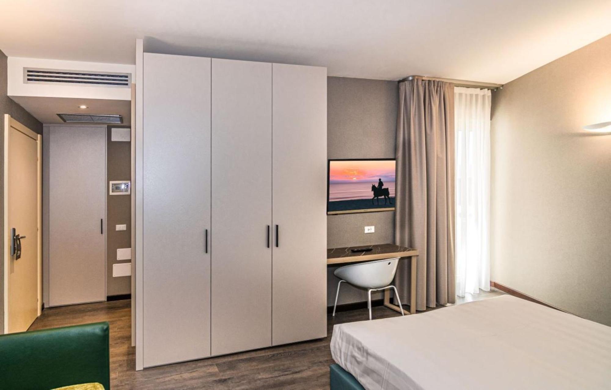Hotel Joseph مارينا دي بييتراسانْت المظهر الخارجي الصورة