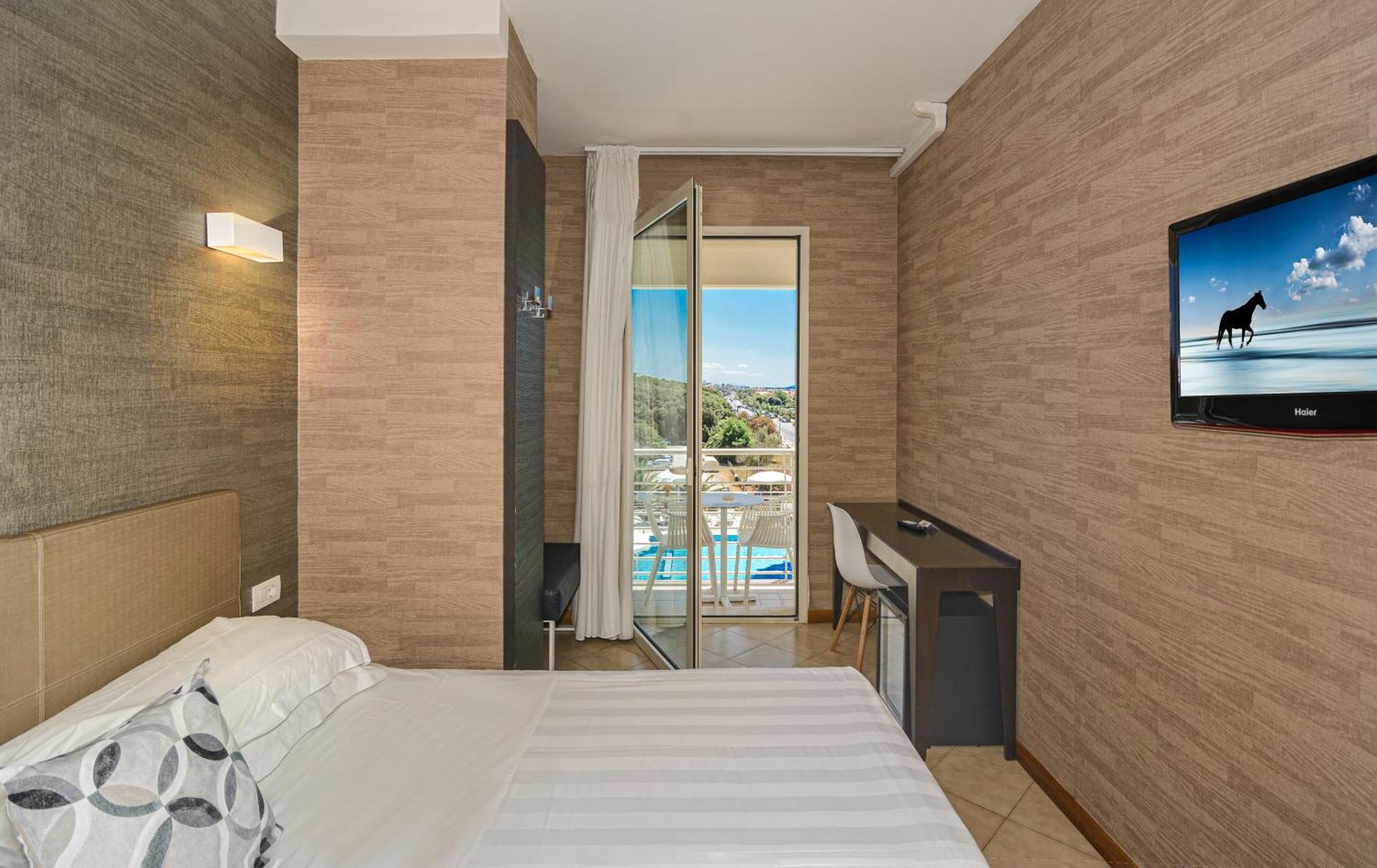 Hotel Joseph مارينا دي بييتراسانْت المظهر الخارجي الصورة