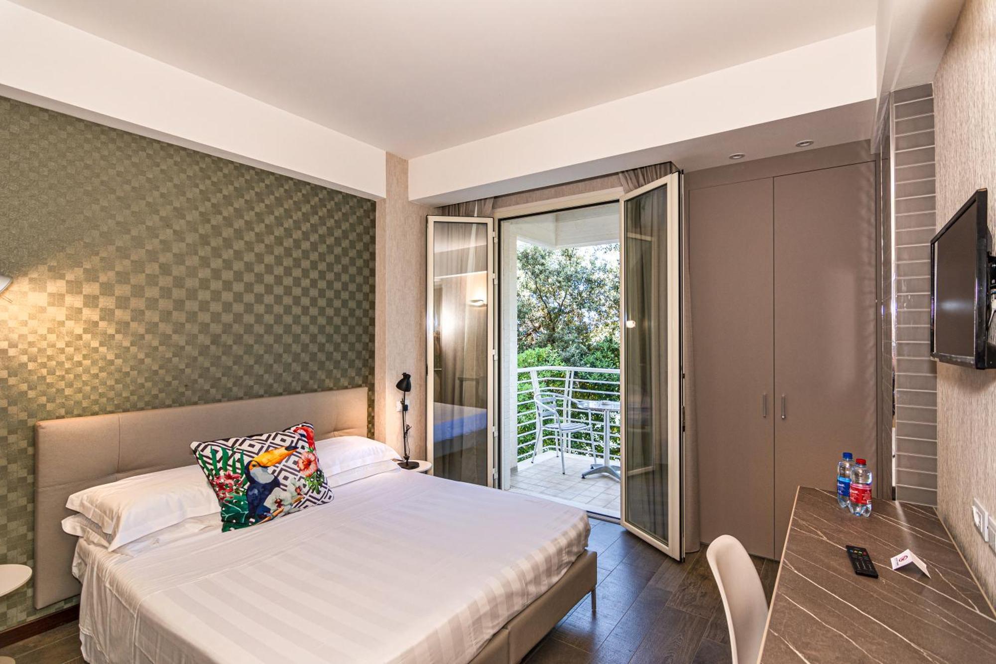 Hotel Joseph مارينا دي بييتراسانْت المظهر الخارجي الصورة