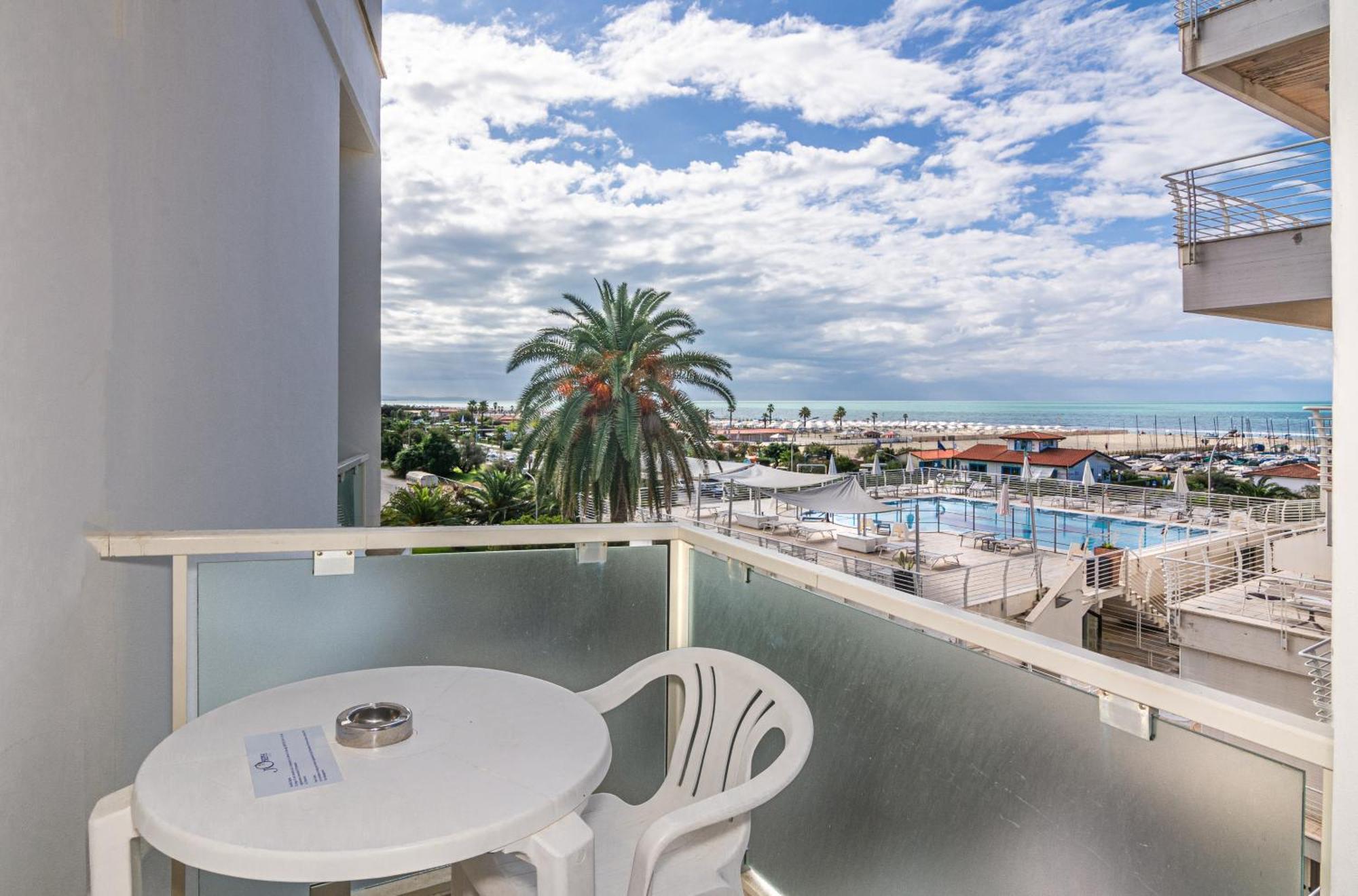 Hotel Joseph مارينا دي بييتراسانْت المظهر الخارجي الصورة
